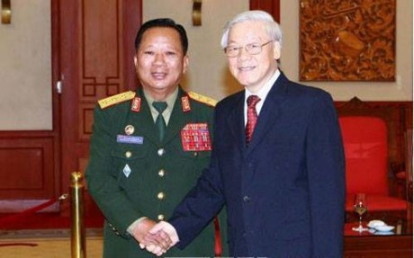 Party leader Nguyen Phu Trong hails Lao Defense Minister's visit - ảnh 1